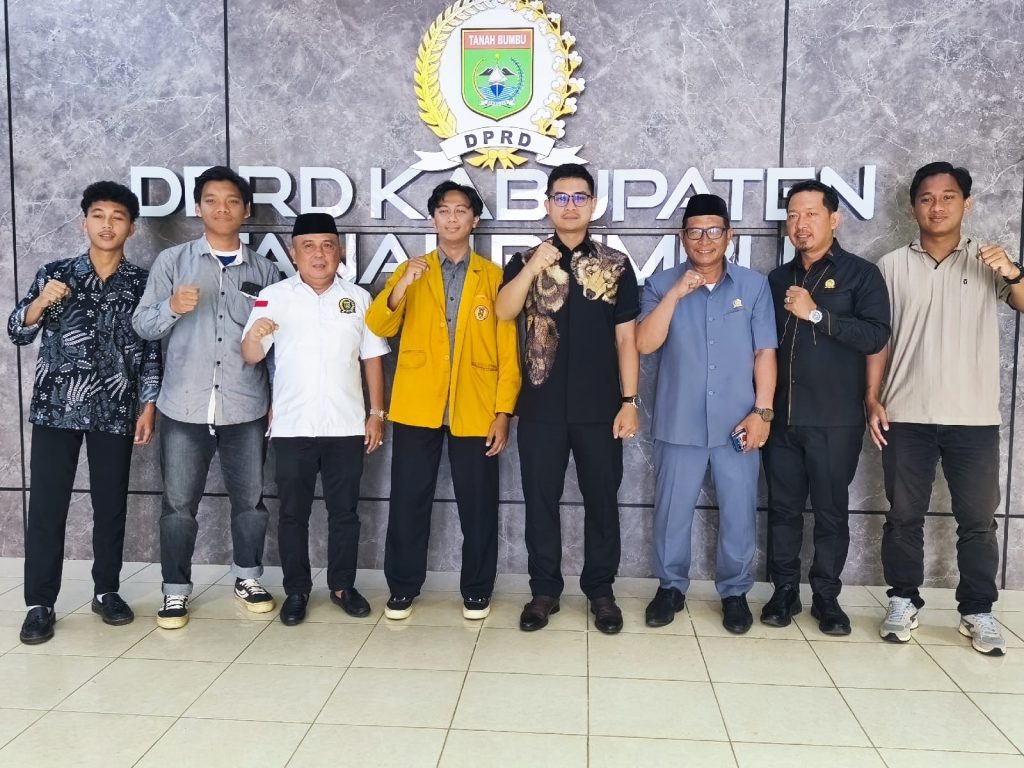 Ikatan Pelajar Muhammadiyah (IPM) Kabupaten Tanah Bumbu usai melakukan audiensi ke Kantor DPRD Tanah Bumbu