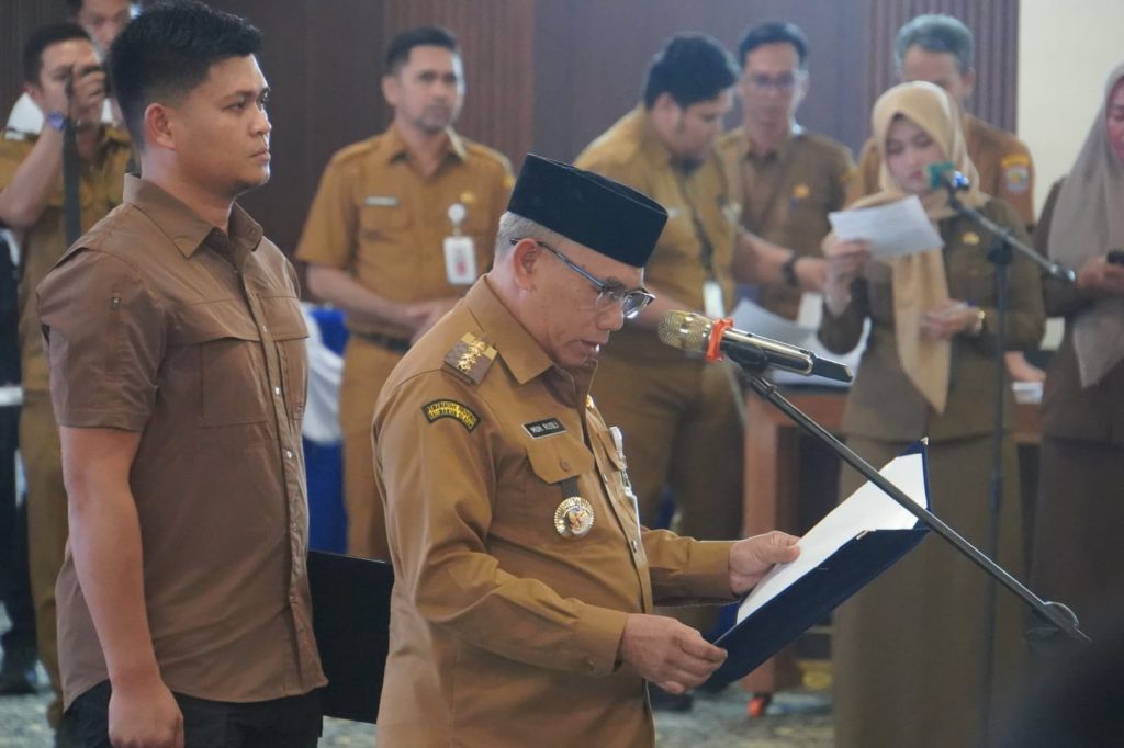 Bupati Kotabaru Muhammad Rusli saat melantik 36 pejabat di lingkup Pemkab Kotabaru, Senin (5/1/2026).