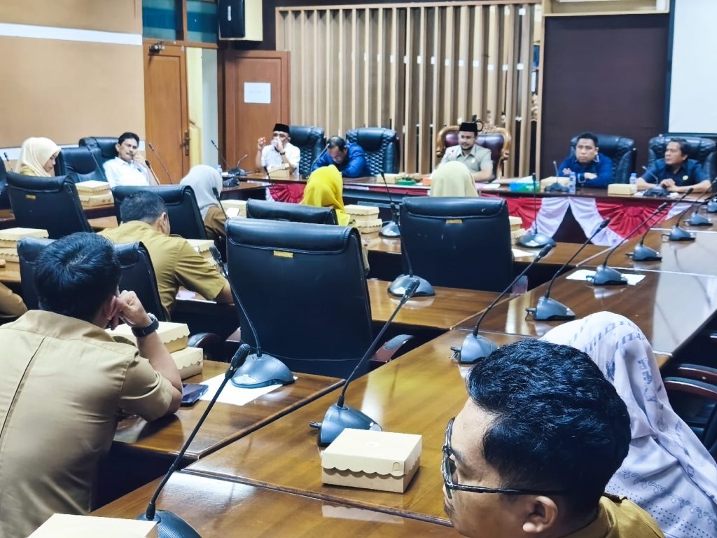 DPRD Kabupaten Tanah Bumbu menggelar rapat kerja gabungan komisi bersama jajaran Pemerintah Kabupaten Tanah Bumbu
