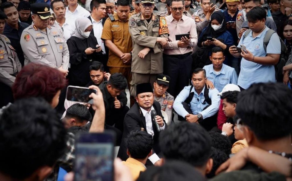 Gubernur Rudy Mas’ud - Wakil Gubernur Seno Aji saat menemui aksi damai di depan Kantor Gubernur Kaltim.(Foto Adpim Pemprov Kaltim)