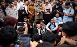 Gubernur Rudy Mas’ud - Wakil Gubernur Seno Aji saat menemui aksi damai di depan Kantor Gubernur Kaltim.(Foto Adpim Pemprov Kaltim)