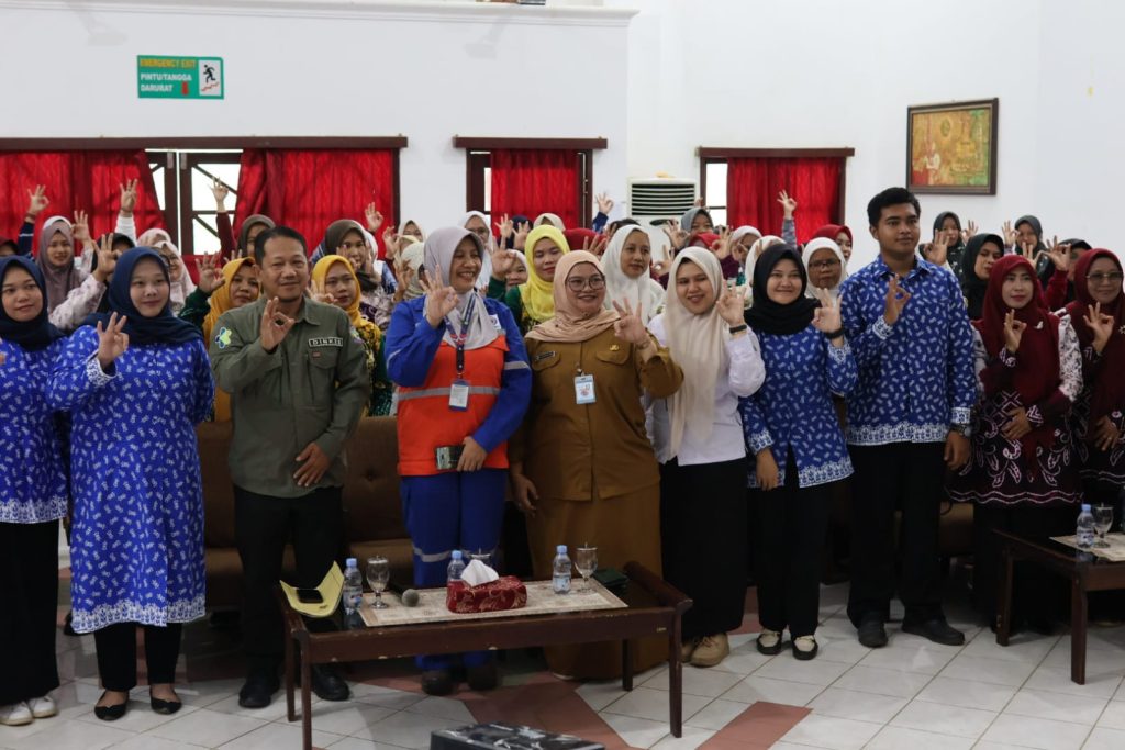 Foto bersama usai kegiatan Refreshing Kader Posyandu di wilayah Kelumpang Hilir