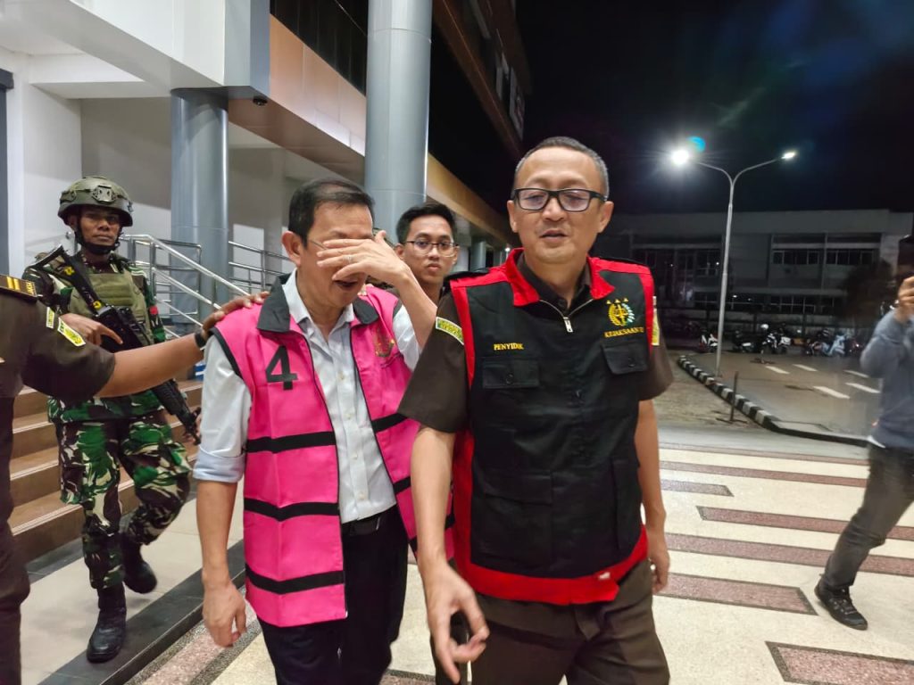 Salah satu tersangka dalam kasus dugaan korupsi di sektor pertambangan saat digiring ke Rutan Kelas I Samarinda
