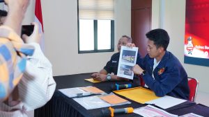 Kasat Reskrim Polres Bontang, AKP Randy Anugerah saat memberikan keterangan kepada wartawan