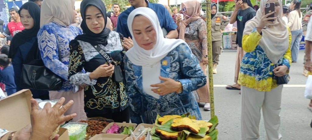 Ketua DPRD Kotabaru saat berada di salahsatu stand penjual makanan