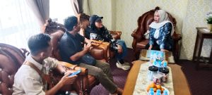 Ketua DPRD Kotabaru Suwanti saat diwawancarai wartawan di ruang kerjanya