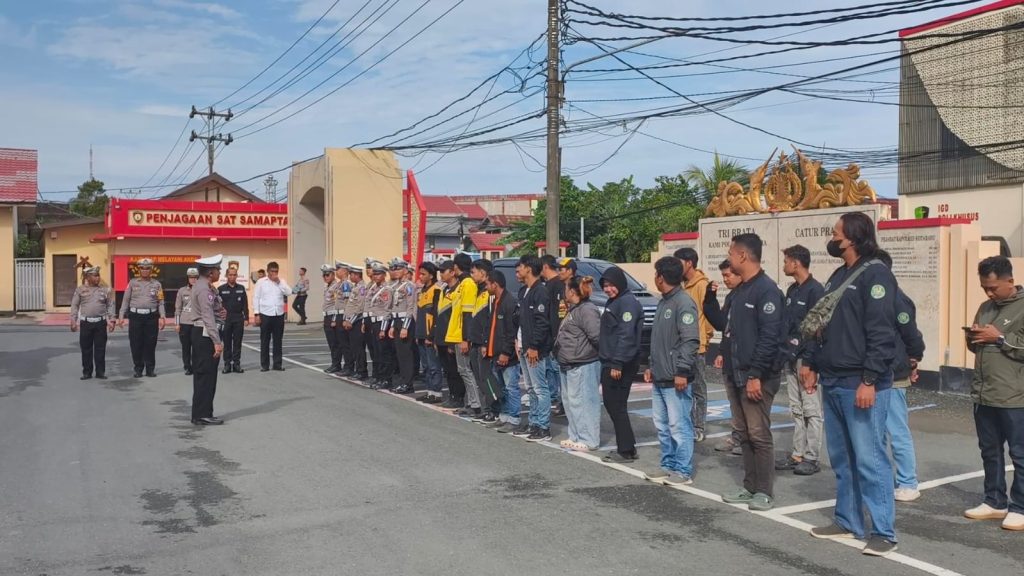 Polres Kotabaru menggelar Apel Kebersamaan bersama komunitas ojek online (ojol)