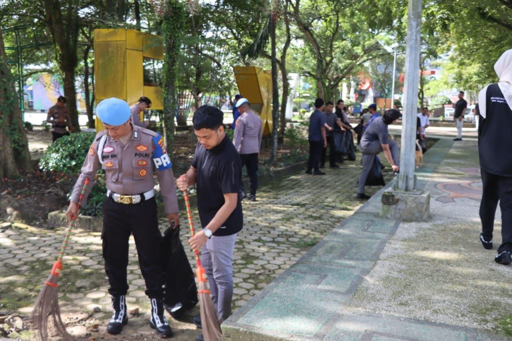 Kegiatan bersih-bersih Polres Tanbu di kawasan Taman Education dan Pasar Minggu