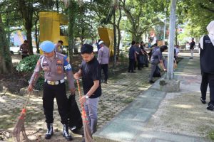 Kegiatan bersih-bersih Polres Tanbu di kawasan Taman Education dan Pasar Minggu