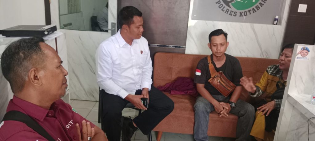 KBO Sat Narkoba Polres Kotabaru, Ipda Eksan Wahyudi saat diwawancarai wartawan di ruang kerjanya