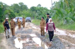 Ketua DPRD Kotabaru saat meninjau jalan yang rusak dan segera di perbaiki