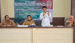 Anggota DPRD Kalsel Dirham Zain saat sosialisasi Perda GDPK di Kantor Camat Banjarbaru Selatan (Senin (2/3/2026)