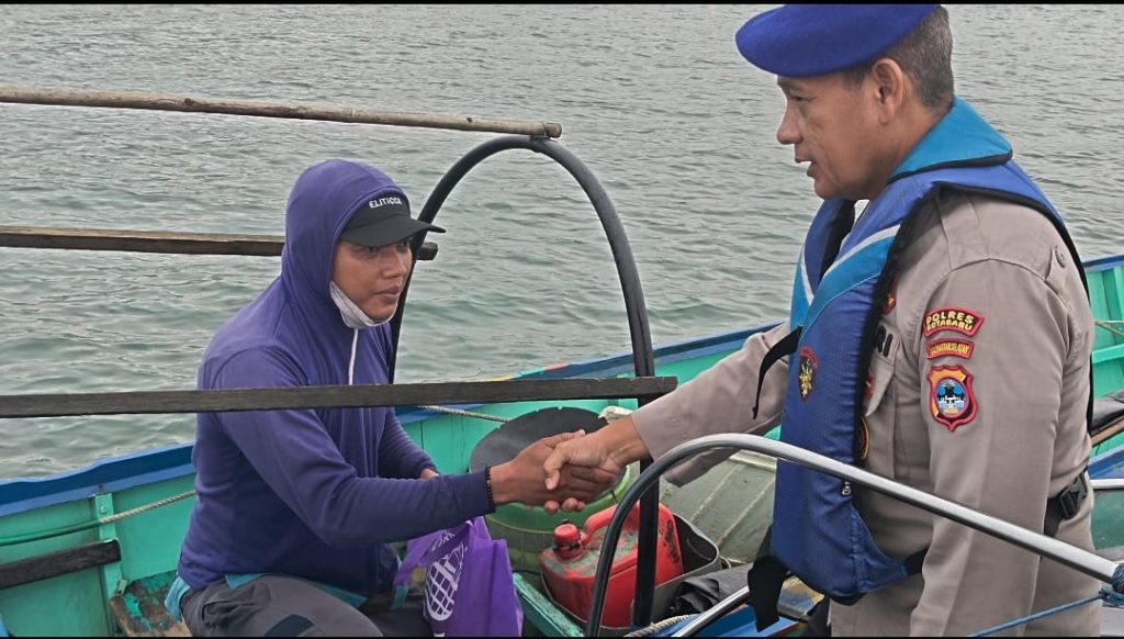 Sat Polairud Kotabaru bagikan sembako kepada sejumlah nelayan