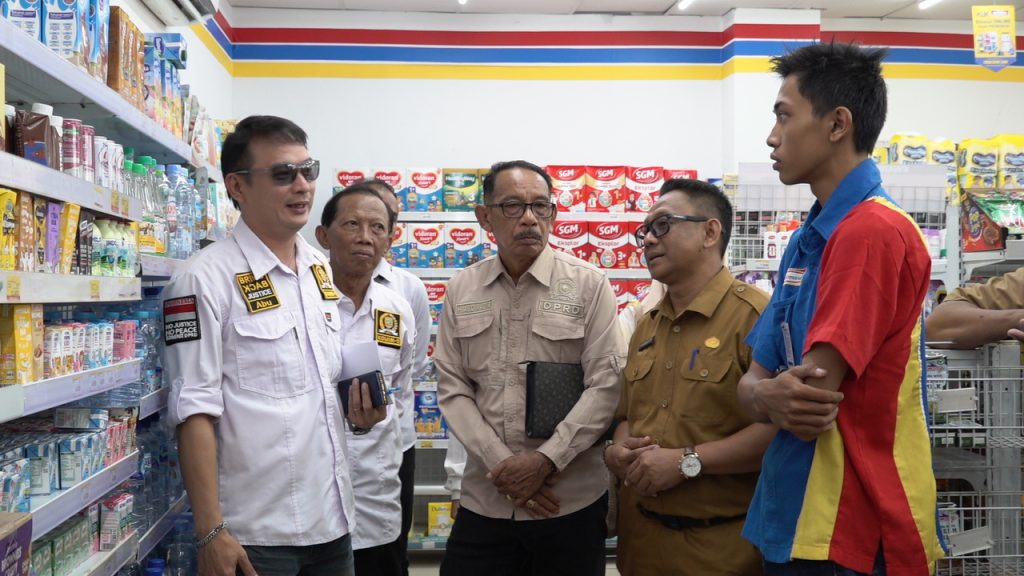 Anggota DPRD Kotabaru saat lakukan sidak disalah satu gerai minimarket