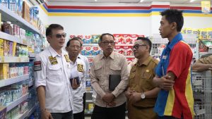 Anggota DPRD Kotabaru saat lakukan sidak disalah satu gerai minimarket