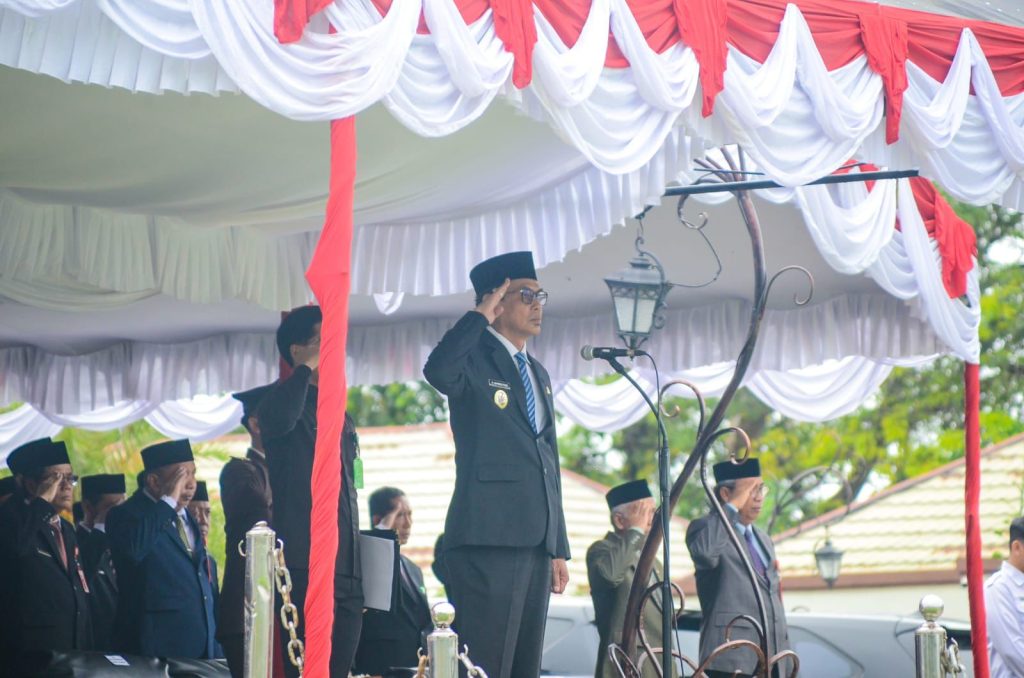Wakil Bupati Balangan, Akhmad Fauzi memimpin upacara peringatan Hari Ulang Tahun (HUT) ke-77 Proklamasi Pemerintahan Gubernur Tentara ALRI Divisi IV Pertahanan Kalimantan-Foto: Mc.Balangan