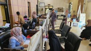 Proses pelayanan di Kantor Dinas Kependudukan dan Pencatatan Sipil (Disdukcapil) Kabupaten Balangan. - Foto: Mc.Balangan