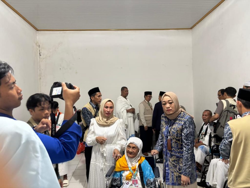Ketua DPRD Kabupaten Kotabaru, Hj. Suwanti saat melepas keberangkatan jemaah haji asal Kotabaru