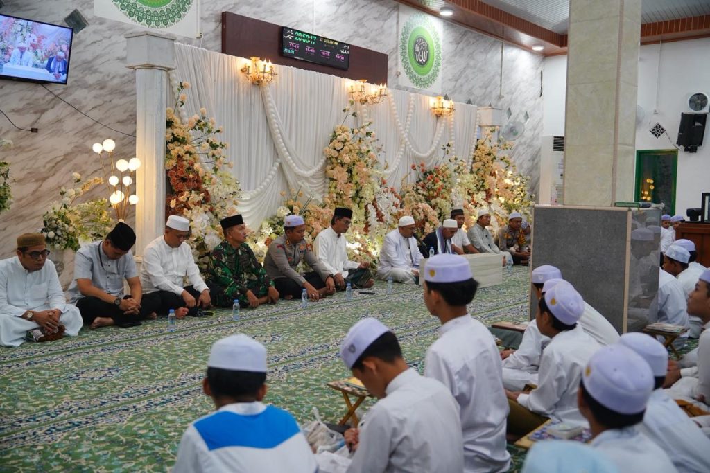 Wakil Bupati Balangan, Akhmad Fauzi menghadiri peringatan Milad ke-12 Majelis Ta’lim Riyadhul Muhibbin di Desa Bungin - Foto: Mc.Balangan