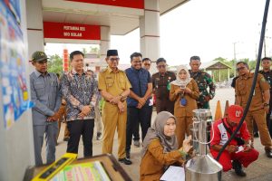 Wakil Bupati Balangan Akhmad Fauzi menyaksikan, pengawasan metrologi legal di SPBU Paringin, Senin (25/5/2026).- Foto: Mc.Balangan