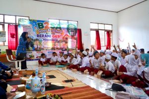 Anak-anak SD Negeri Telaga Purun antusias mengikuti kegiatan B2SA Goes To School dari DKP3 Balangan. - Foto: Mc.Balangan
