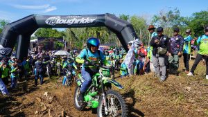 Bupati Balangan, Abdul Hadi, menunjukkan semangatnya dengan ikut berkendara dan menuntaskan seluruh rute Sudur Bahabis Tujuh bersama para rider.
