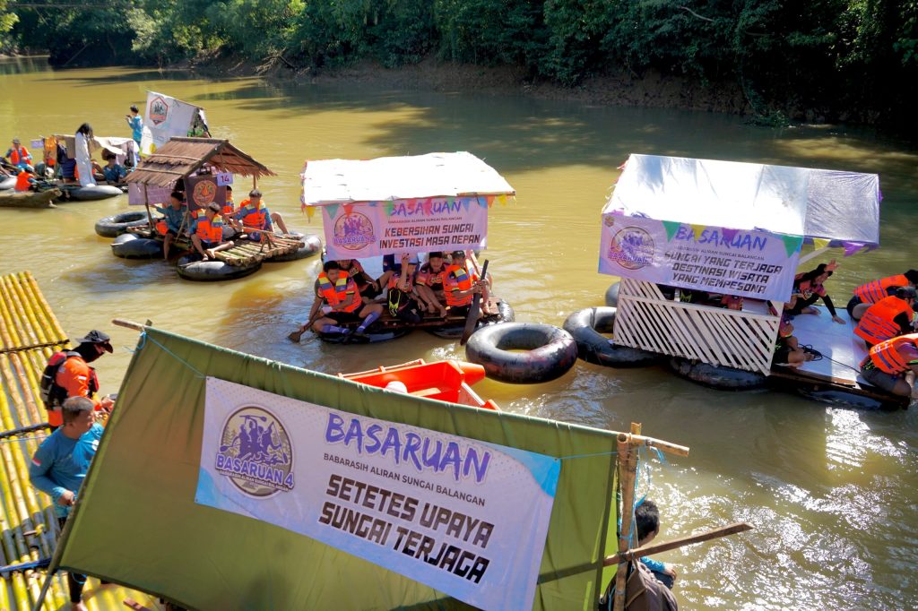 Komunitas Jelajah Balangan menggelar Babarasih Aliran Sungai Balangan (BASARUAN) IV di Desa Balang, Kecamatan Paringin