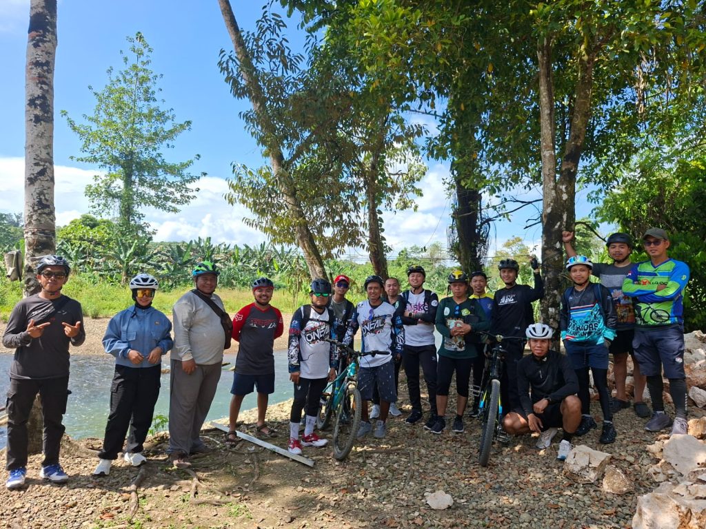 Komunitas sepeda Kemenag Balangan Cycling Club (KBC Club) menggelar kegiatan traveling bersepeda bertajuk “Gowes Bersama KBC Club
