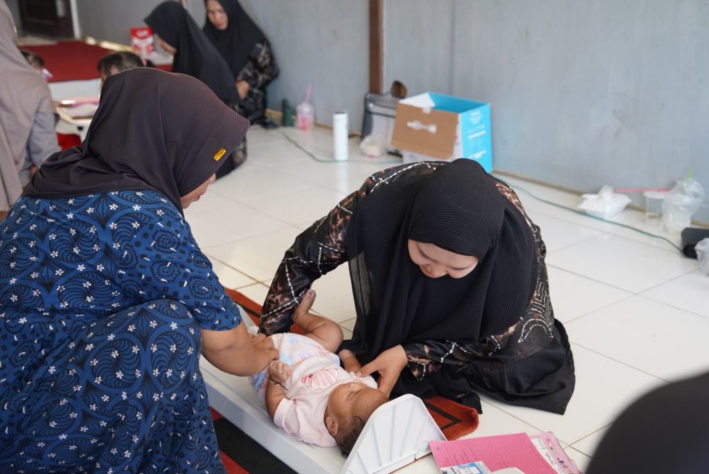 Salah satu pelayanan Posyandu ILP untuk bayi di Desa Mantimin, Kecamatan Batumandi, Sabtu (6/6/2026). - Foto: Mc.Balangan