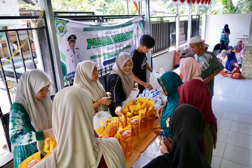 Disperindag Balangan gelar pasar murah di Desa Pupuyan, Lampihong. - Foto: Mc.Balangan