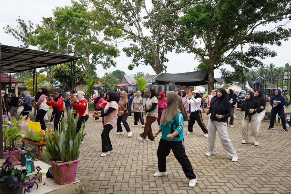 Kegiatan senam bersama dalam rangka mendorong gaya hidup sehat masyarakat di Family Funday Kecamatan Halong, Minggu (14/6/2026).