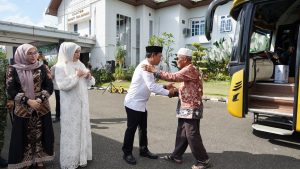 Bupati Balangan, Abdul Hadi sambut kepulangan para jemaah haji, di halaman Kantor Bupati Balangan, Paringin Selatan, Sabtu (27/6/2026). - Foto: Mc.Balangan
