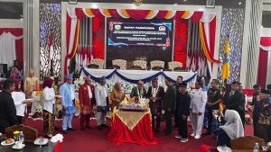 Pemotongan tumpeng usai pelaksanaan Rapat paripurna Harjad Kabupaten Kotabaru