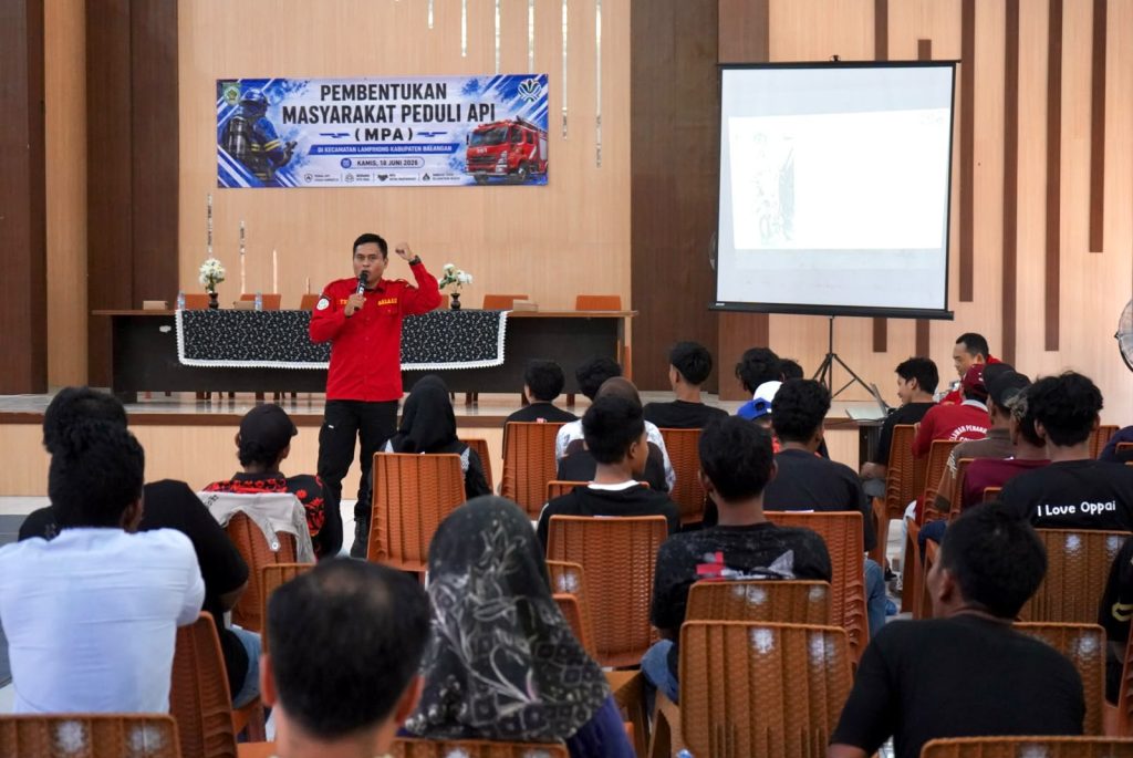 Penyampaian materi pencegahan kebakaran hutan dan lahan dalam kegiatan pembentukan kelompok Masyarakat Peduli Api (MPA) di Kecamatan Lampihong, Kamis (18/6/2026).