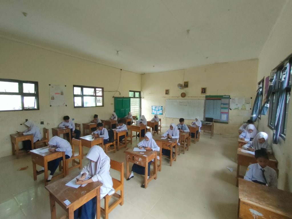 MTsN 2 Balangan melaksanakan Asesmen Sumatif Akhir Semester dengan memanfaatkan aplikasi ujian online berteknologi tinggi. - Foto: Mc.Balangan