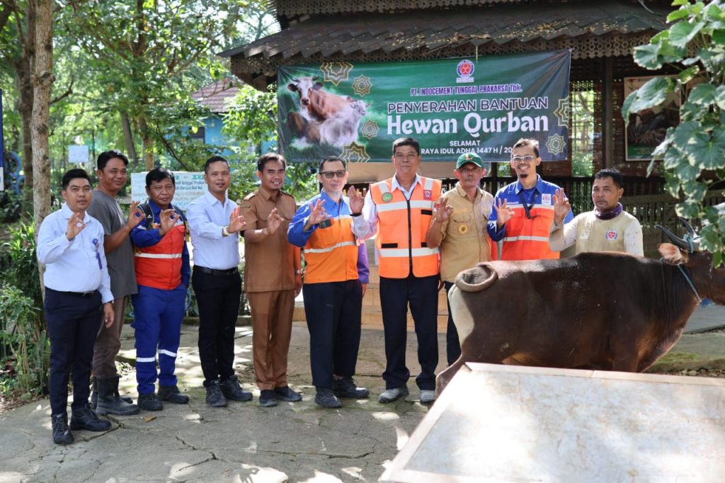 Penyaluran hewan kurban oleh PT Indocement