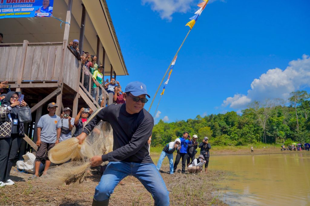 Bupati Balangan, Abdul Hadi saat melempar jala di kawasan Sungai Kali Maraup, Desa Panggung, Kecamatan Paringin Selatan Foto: Mc.Balangan