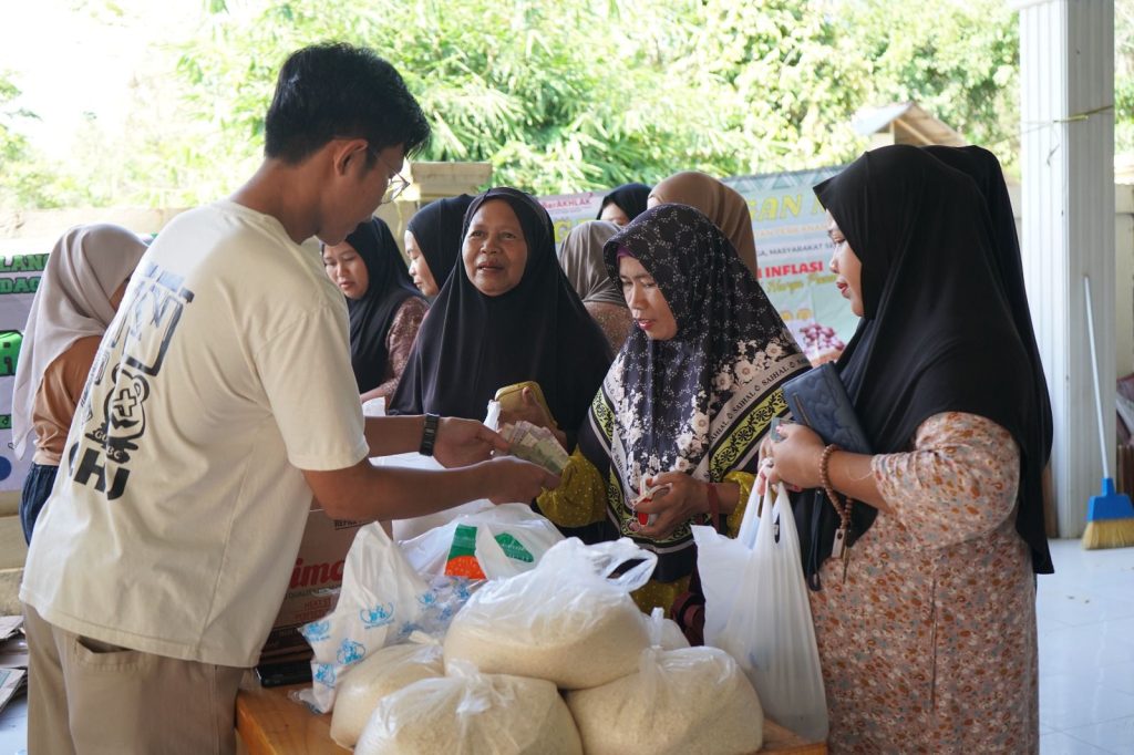 Warga Desa Mihu, Juai manfaatkan berbelanja murah di pasar yang digelar Dinas Perindustrian dan Perdagangan (Disperindag) Balangan. - Foto: Mc.Balangan