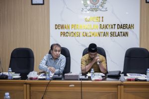 Ketua Pansus Raperda Pengelolaan Barang Milik Daerah, Dirham Zain saat memimpin rapat (Foto Humas DPRD Kalsel)