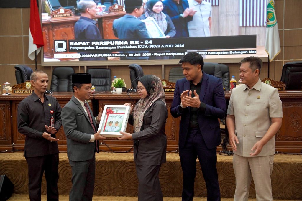 Penyerahan dokumen rancangan perubahan Kebijakan Umum Anggaran dan Prioritas Plafon Anggaran Sementara (KUA-PPAS) APBD Kabupaten Balangan Tahun Anggaran 2026 oleh Sekretaris Daerah Kabupaten Balangan kepada Ketua DPRD Balangan, Senin (20/7/2026). - Foto: Mc.Balangan