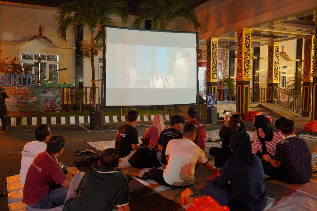 Program Bioskop Keliling Goes to Balangan sebagai upaya memperkenalkan karya perfilman lokal - Foto: Mc.Balangan