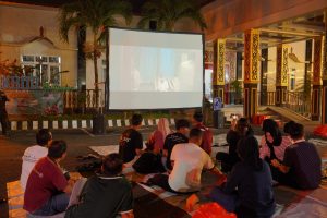Program Bioskop Keliling Goes to Balangan sebagai upaya memperkenalkan karya perfilman lokal - Foto: Mc.Balangan
