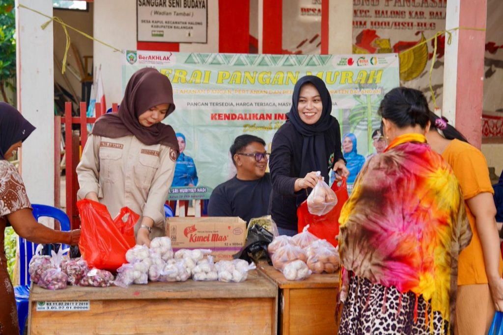 Warga Desa Kapul, Halong, berbelanja di pasar murah dalam rangka menyambut Hari Raya Waisak. -Foto: Mc.Balangan