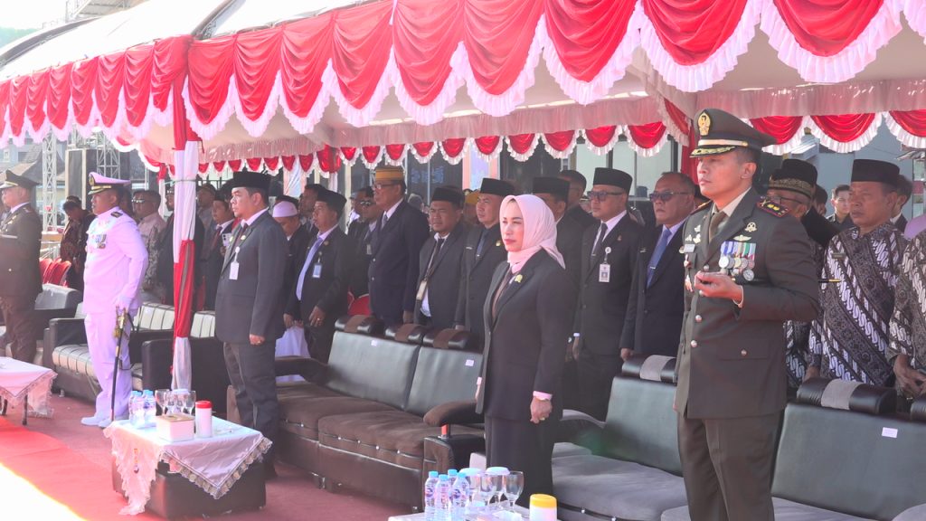 Ketua DPRD Kotabaru, Suwanti saat menghadiri Peringatan Hari Bhayangkara ke-80 yang digelar Polres Kotabaru di kawasan Siring Laut, Rabu (1/7/2026)