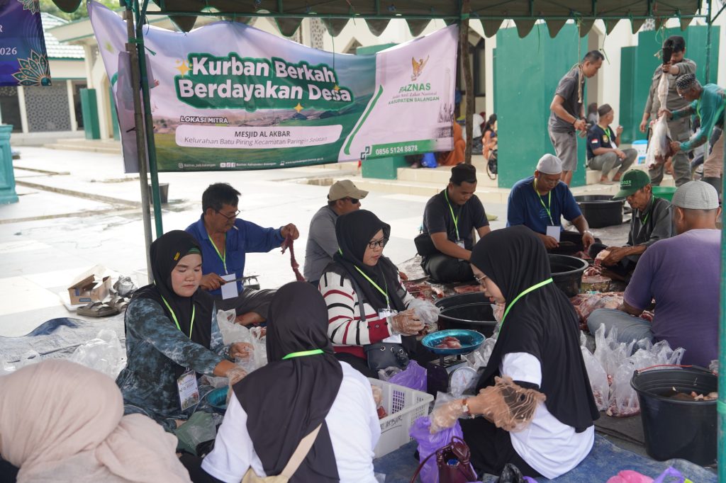 Pembagian daging kurban kepada masyarakat. - Foto: Mc.Balangan