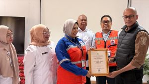 PT Indocement Tunggal Prakarsa Tbk (Indocement) Plant Tarjun saat menerima Penghargaan