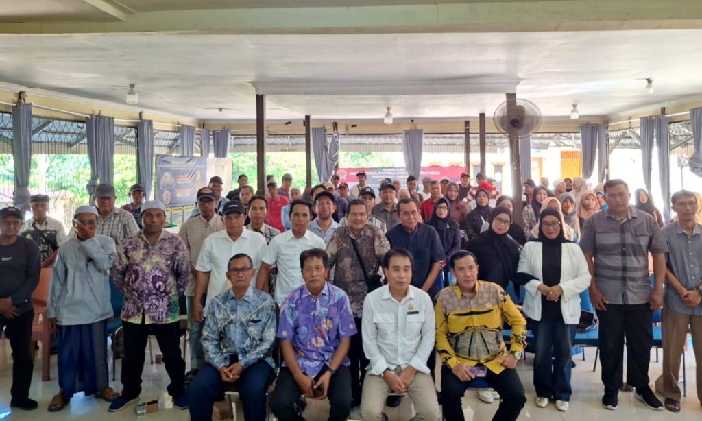 Dirham Zain saat foto bersama peserta dan narasumber usai kegiatan sosialisasi