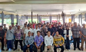 Dirham Zain saat foto bersama peserta dan narasumber usai kegiatan sosialisasi