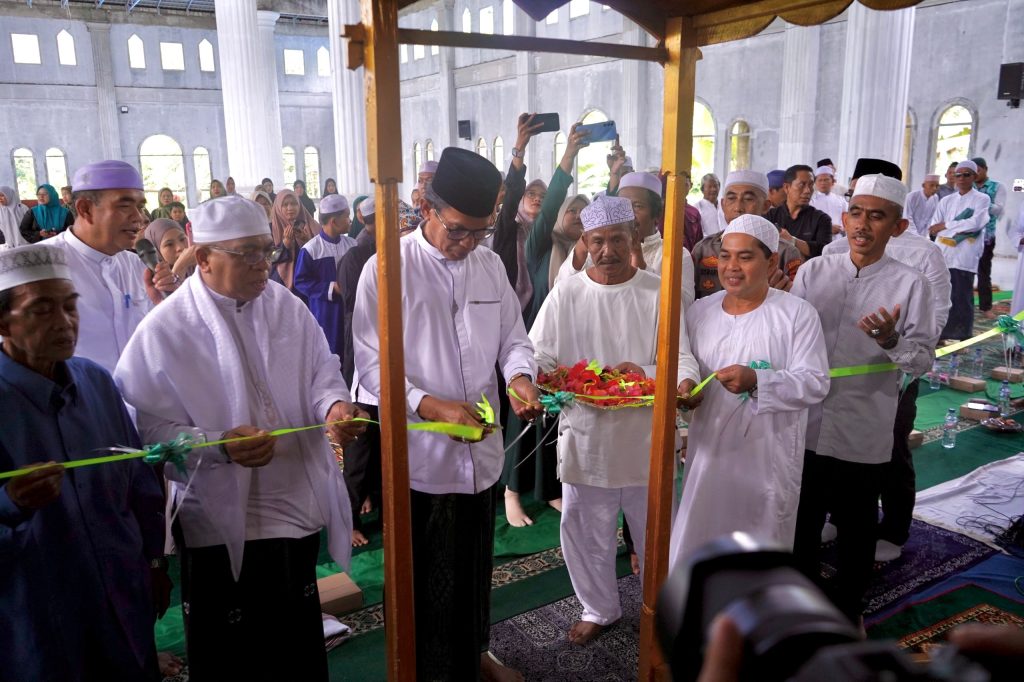 Wakil Bupati Balangan, Akhmad Fauzi melakukan pemotongan pita sebagai tanda diresmikannya Masjid Raudhatul Jannah - Foto: Mc.Balangan