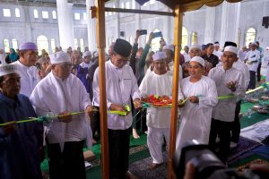 Wakil Bupati Balangan, Akhmad Fauzi melakukan pemotongan pita sebagai tanda diresmikannya Masjid Raudhatul Jannah - Foto: Mc.Balangan